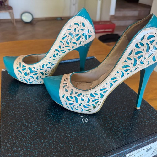 Pumps used size 38 bought in Dubai