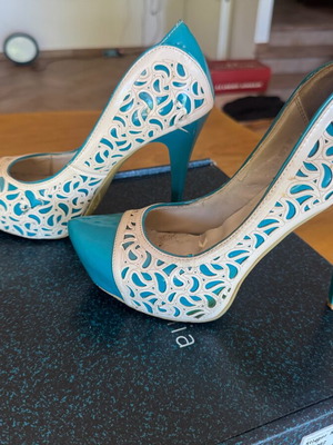 Pumps used size 38 bought in Dubai