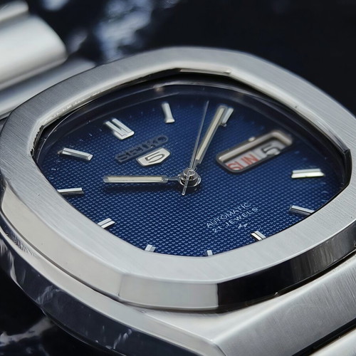 Seiko 5 Nautilus Automatic Ref. 7019-5140 vintage watch, blue and silver