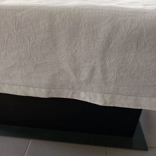 White tablecloth set with 12 large embroidered napkins like new