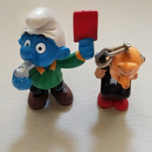 Peyo Smurf referee figure with vintage Drakoumel keychain, like new