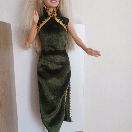 American Idol Barbie 2005 used with original earrings