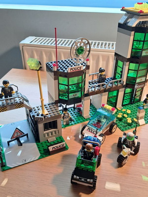 Lego Town - 6636 Police Command Post Central (2002)