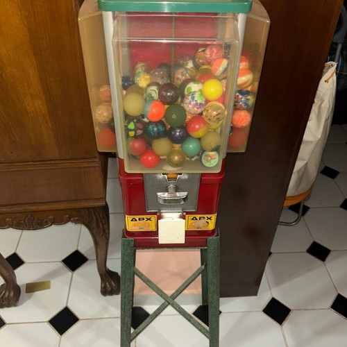 Machine with coin slot with bouncy balls used, old 70s-80s