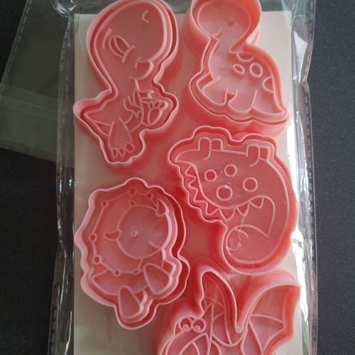 Set of 5 cookie cutters with stamps, dinosaur designs like new