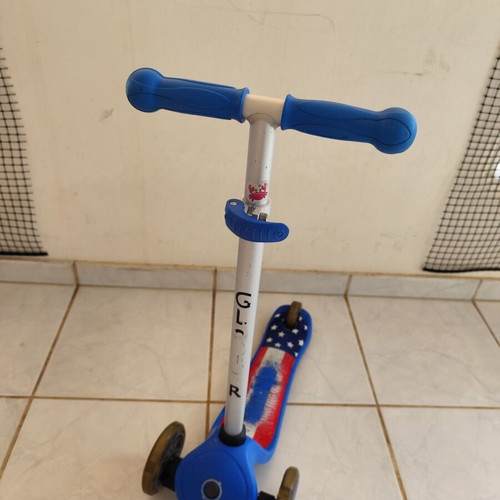 Globber kids scooter used, three-wheeled, blue, for ages 3+