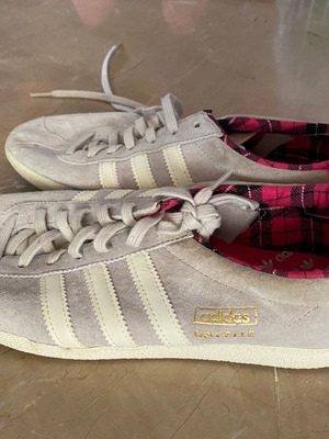 Παπούτσια Adidas Gazelle σαν καινούργια, γκρι με φούξια στοιχεία