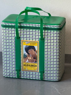 Vintage cooler with ice packs used