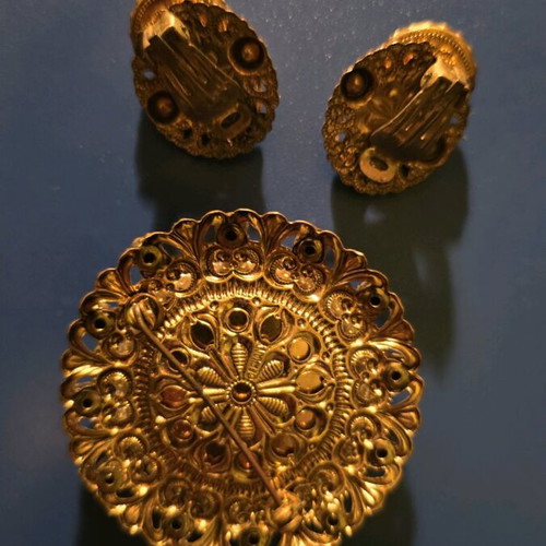 Vintage brooch and gold-plated earrings like new
