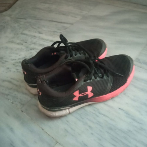 Under Armour athletic shoes used, size 40.5, black and orange