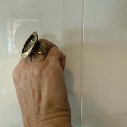 Large ring like new, bronze design