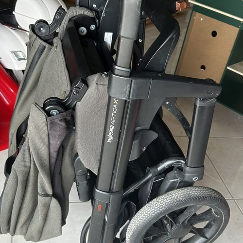 Inglesina Aptica XT stroller set like new with frame, reversible seat and car seat
