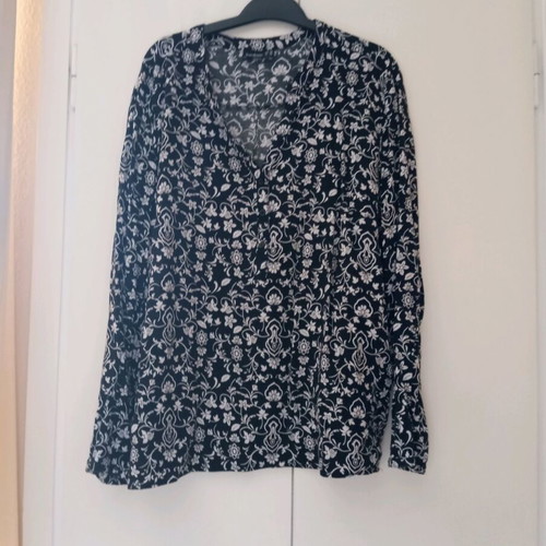 Black and white shirt with three buttons used, cool fabric