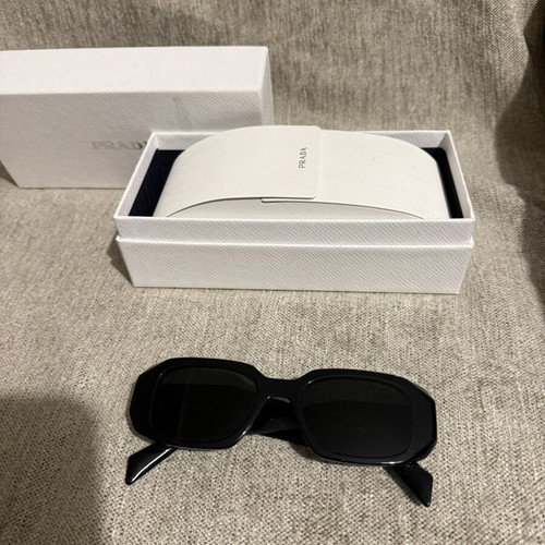 Prada sunglasses like new, black