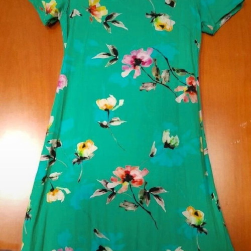 Green dress like new with open back and floral fabric