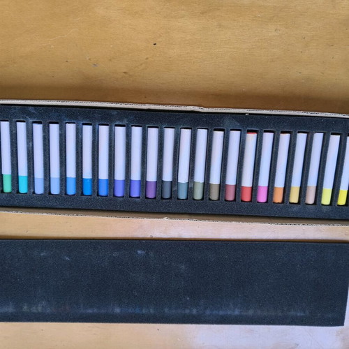 School supplies painting set like new, 25 chalks, 71 markers
