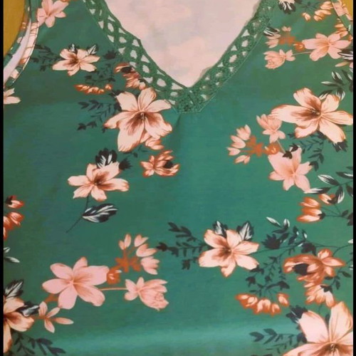 Floral sleeveless top green L-XL with lace and V neckline like new