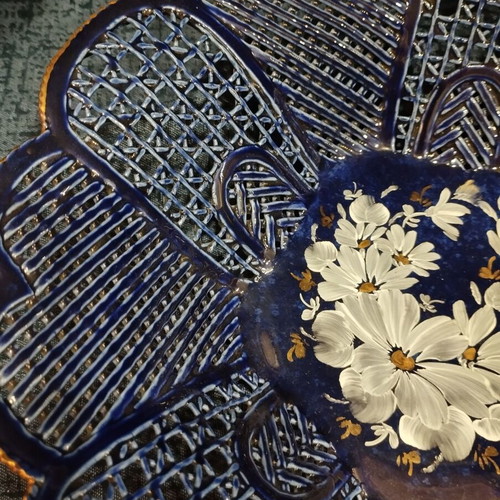 Decorative platter used in blue tone