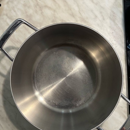 Large pot with glass lid 24cm like new, gift cutting board included