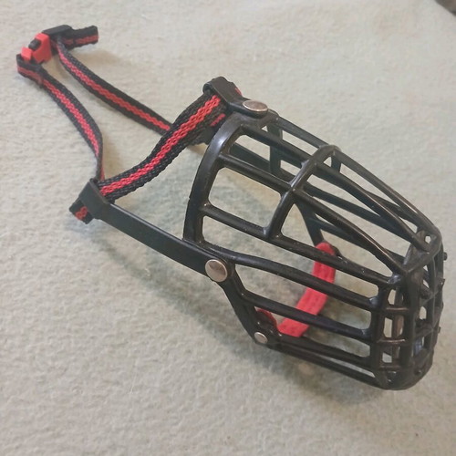 Muzzle XL new with adjustable straps from Pet City