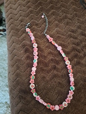 Children's pink flower necklace like new