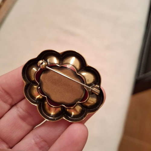 Tie pin like new with oval black stone and gold-colored design