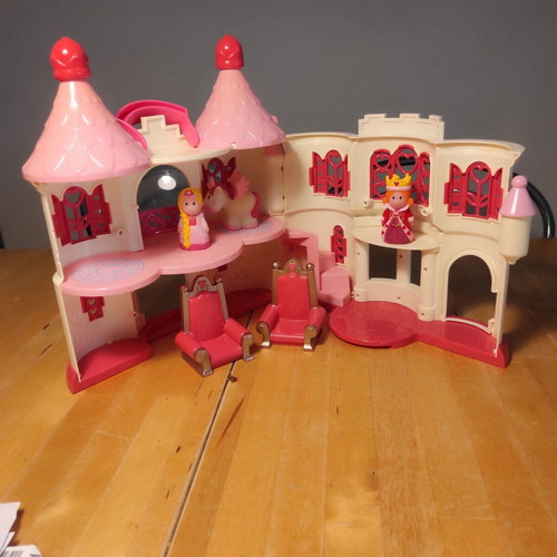 Elc Princess Castle like new with 3 figures and 2 chairs