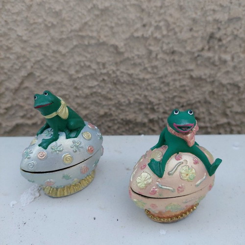 Easter decorative eggs used with frogs
