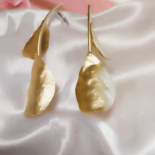 Leaf-shaped earrings in gold color new