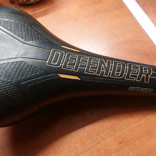 Defender Bassano bicycle saddle like new