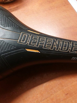 Defender Bassano bicycle saddle like new