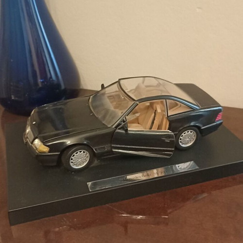 Mercedes SL 500 1:18 vintage model like new