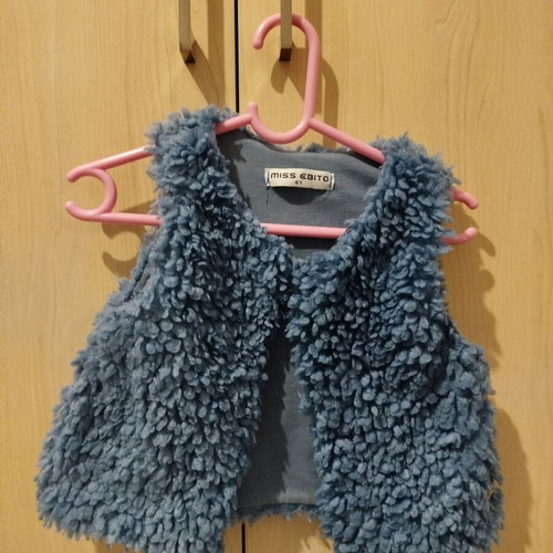 Children's fur vest like new, 4 years old