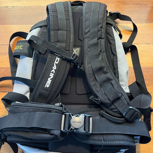 Dakine backpack 30lt like new, yellow