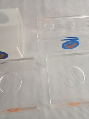 Σετ 3 Σταντ για Χωνάκια και Θήκη Χαρτοπετσετών από Plexiglass σαν Καινούργιο