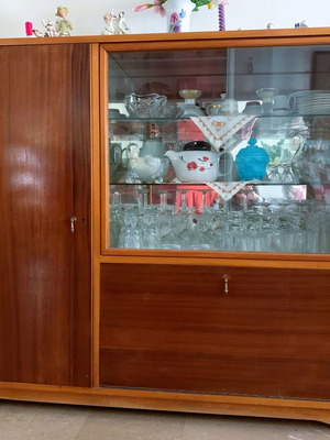 Βιτρίνα καθιστικού μεταχειρισμένη από καρυδιά με καθρέπτες