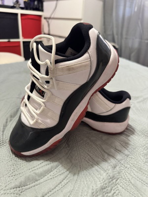 Jordan sneakers size 38 like new, white and red