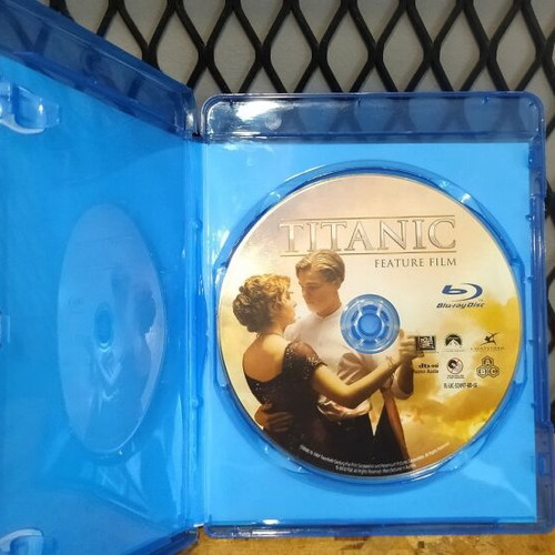 Titanic Blu-Ray 3D and 2D like new, triple disc set