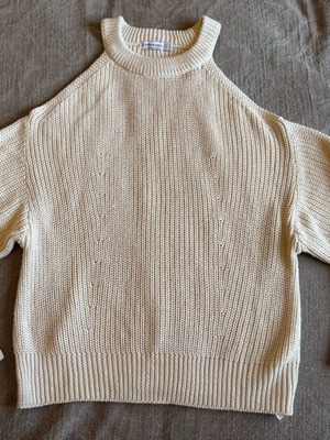 Stradivarius knit small like new with off-shoulder design