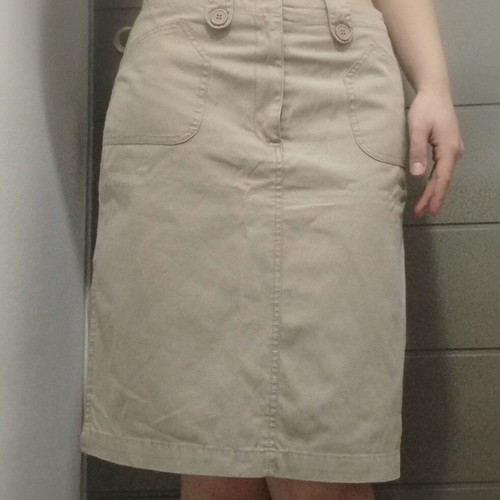Beige cargo skirt like new with two front pockets and small slits