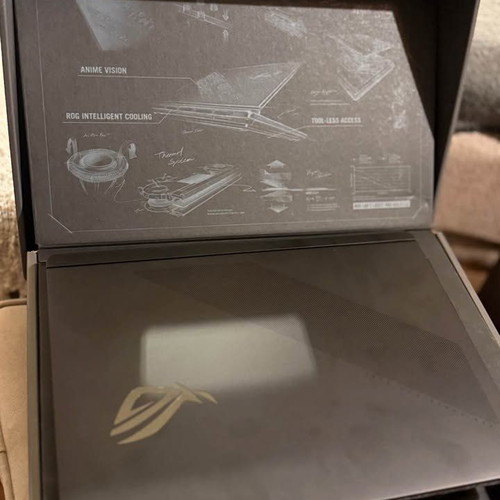 Asus Rog Strix Scar 18 5090 Ultra9 laptop like new, 64GB RAM, Intel Core i9