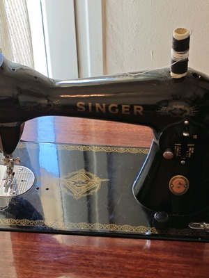 Ραπτομηχανή Singer 15NE σαν καινούργιο με ξύλινη βάση και ντουλαπάκι