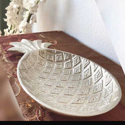 Pineapple-shaped table platters, new, large and small