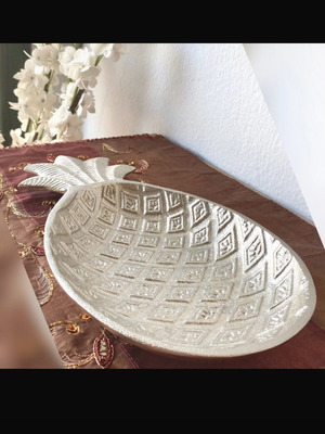 Pineapple-shaped table platters, new, large and small