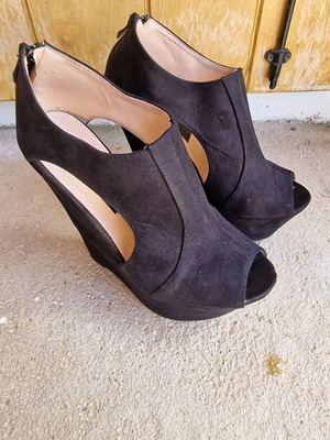 Platform shoes used no38 black with unique design