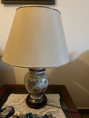 Chinese lamps like new, set of 2 with wooden bases