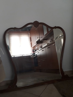 Ξύλινος σκαλιστός καθρέφτης μεταχειρισμένος 98x98 cm με βάση στήριξης