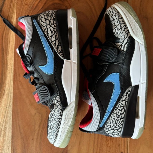 Jordan sneakers size 41 used with visible wear and missing laces
