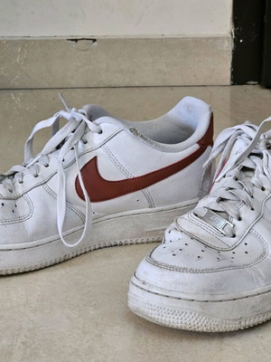 Παπούτσια γυναικεία Nike Air μεταχειρισμένα, άσπρο-κόκκινο, μέγεθος 43