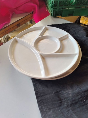 Set of 2 ceramic divided plates, 22 cm diameter